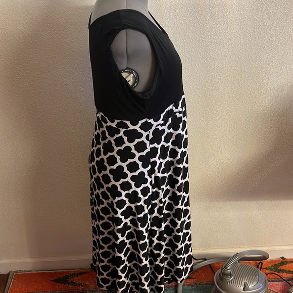 Flirty XXl dress black white pre used great condition. Stretch & flattering - Picture 3 of 4